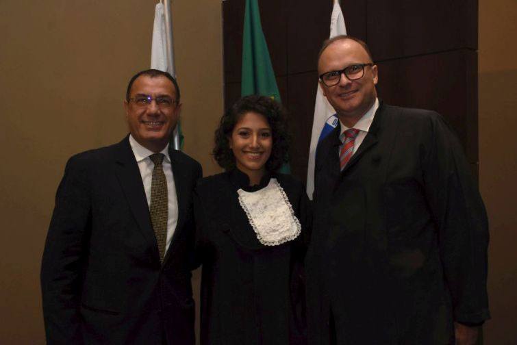 Fernanda Abduch Santos ao lado do seu pai, José Anacleto, e do presidente da APEP - Bebel Ritzmann Fernanda Abduch Santos ao lado do seu pai, José Anacleto, e do presidente da APEP - Bebel Ritzmann