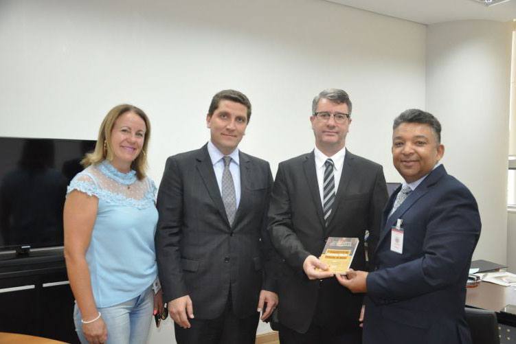 Diretoria da APMCuritiba com o juiz Fábio Muniz do TJ-PR - Foto: Divulgação Diretoria da APMCuritiba com o juiz Fábio Muniz do TJ-PR - Foto: Divulgação