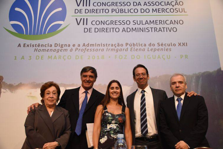Participantes do debate, presidido pela professora Vivian López Valle - Foto: Bebel Ritzmann Participantes do debate, presidido pela professora Vivian López Valle - Foto: Bebel Ritzmann