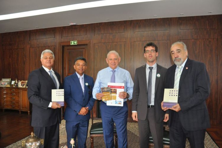 Procuradores fizeram a entrega do diagnóstico para o presidente da ALEP - Foto: Divulgação Procuradores fizeram a entrega do diagnóstico para o presidente da ALEP - Foto: Divulgação