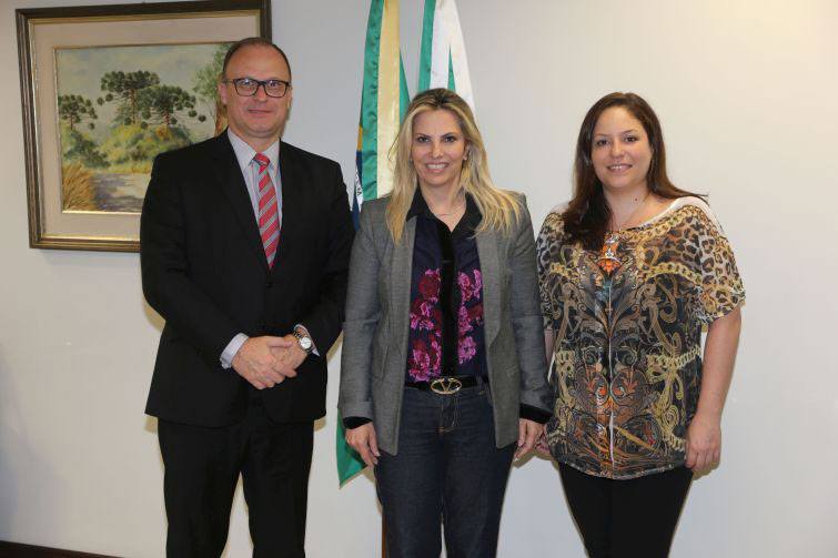Eroulths Cortiano Junior, Cida Borghetti e Carolina Schussel - Foto: Divulgação Eroulths Cortiano Junior, Cida Borghetti e Carolina Schussel - Foto: Divulgação