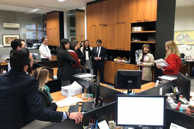 Funcionários da CAA/PR apresentam o Cesta Solidária para diretores - Foto: Divulgação