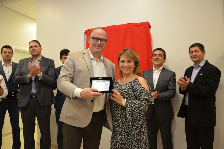 Vice-presidente da CAA/PR, Daniela Ballão homenageou Eroulths Cortiano Junior - Foto: OAB Foz do Iguaçu Vice-presidente da CAA/PR, Daniela Ballão homenageou Eroulths Cortiano Junior - Foto: OAB Foz do Iguaçu