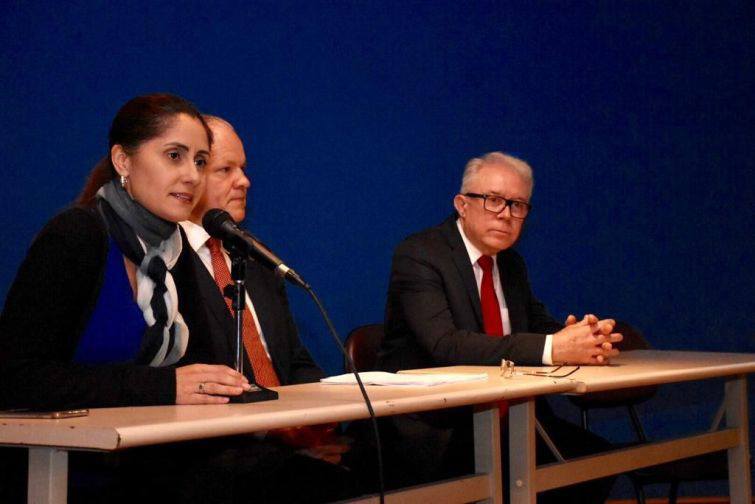 Professora Vivian Lima López Valle dá as boas-vindas aos participantes - Foto: Bebel Ritzmann Professora Vivian Lima López Valle dá as boas-vindas aos participantes - Foto: Bebel Ritzmann