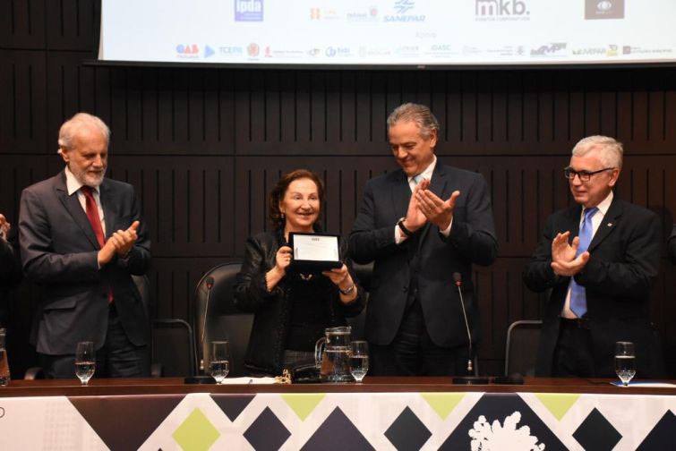 Professora Ode Medauar é homenageada durante o evento - Foto: Bebel Ritzmann Professora Ode Medauar é homenageada durante o evento - Foto: Bebel Ritzmann