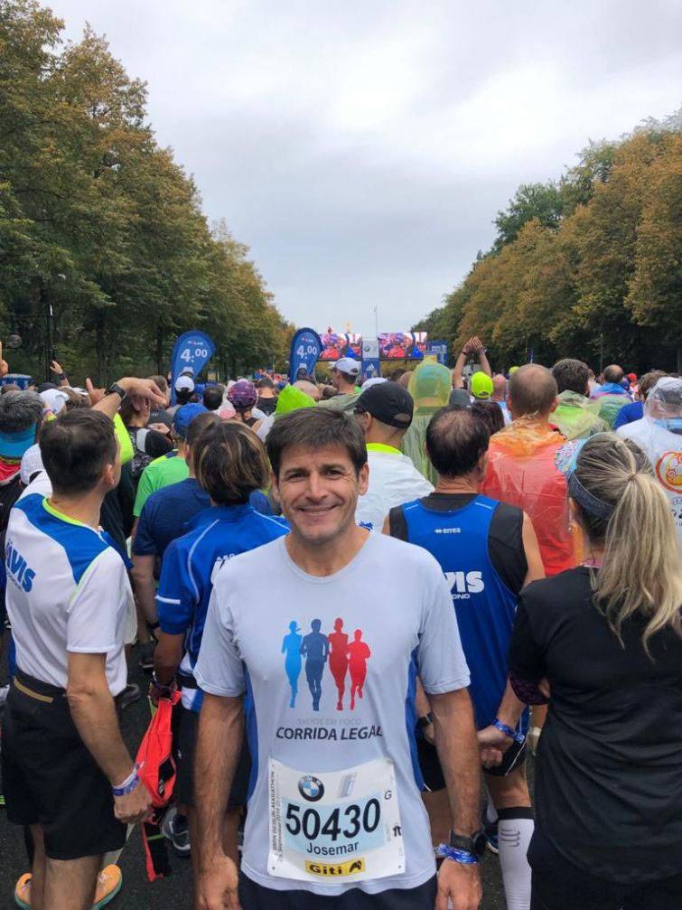 Josemar Rodrigues Alves do Corrida Legal de Maringá participou da Maratona de Berlim - Foto: Divulgação Josemar Rodrigues Alves do Corrida Legal de Maringá participou da Maratona de Berlim - Foto: Divulgação