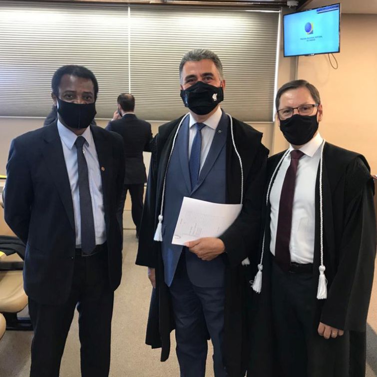 Jornalista e vereador Herivelto Oliveira, presidente do TRE-PR, Tito Campos de Paula e juiz Carlos Alberto da Costa Ritzmann e o presidente do TRE-PR, Tito Campos de Paula - Foto: Divulgação