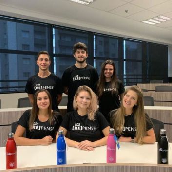 Integrantes da equipe da [RE]pense, empresa fruto de aulas de empreendedorismo, e as garrafas - Foto: Divulgação